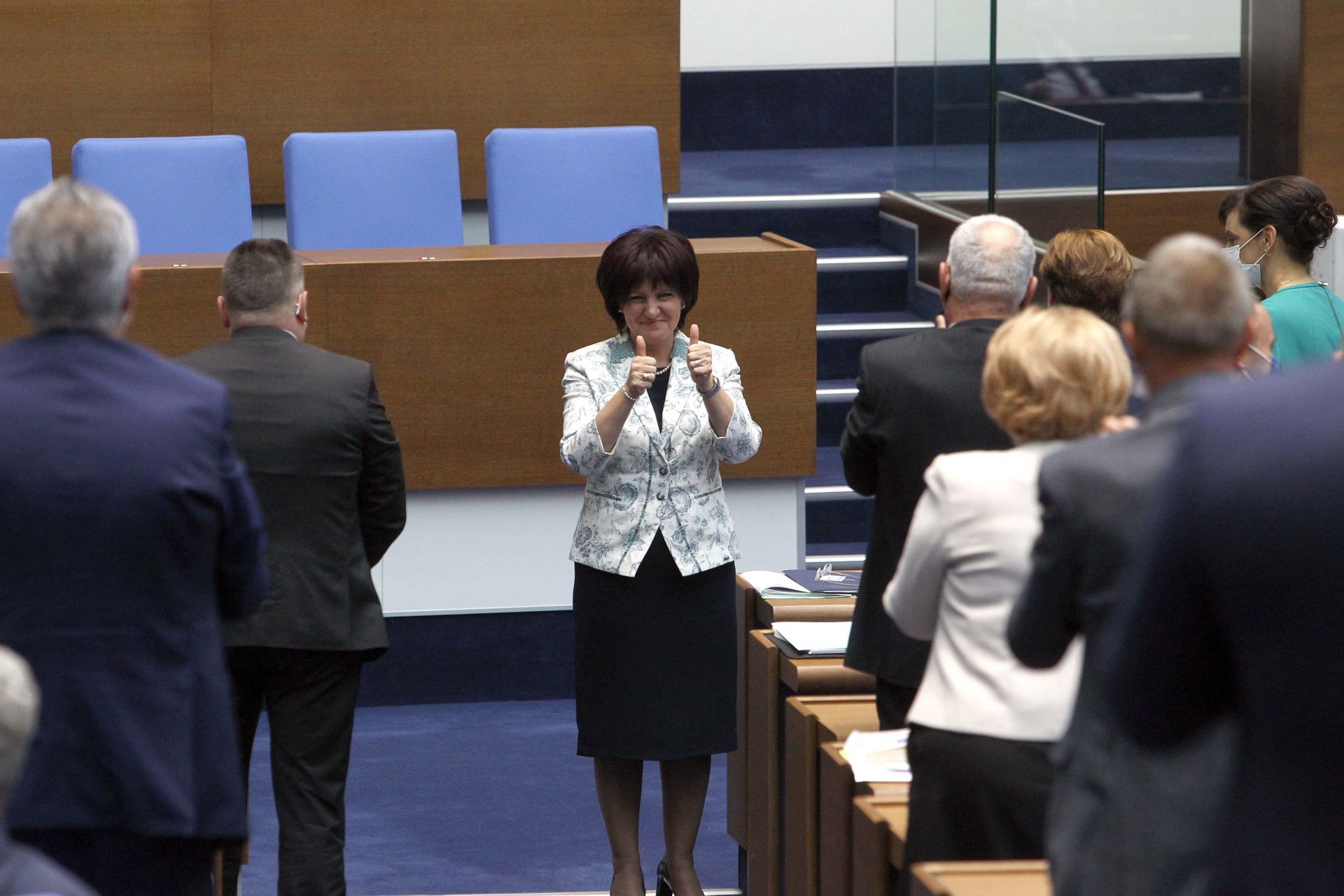 Депутатите от ГЕРБ аплодираха Цвета Караянчева