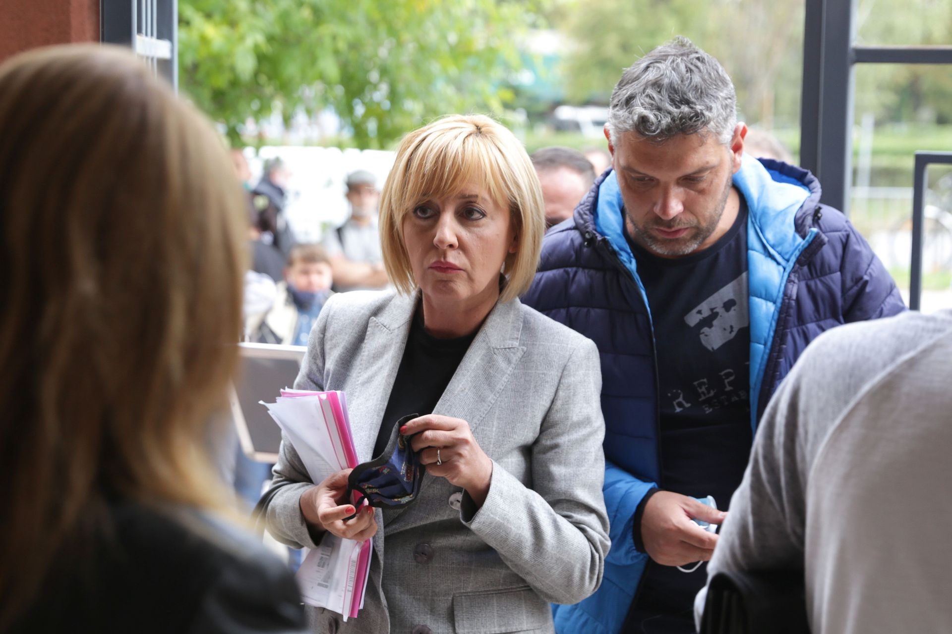 Мая Манолова пристигна в съда с един от лидерите от активните участници в протеста срещу правителството Тихомир Василев, който е част от нейния екип