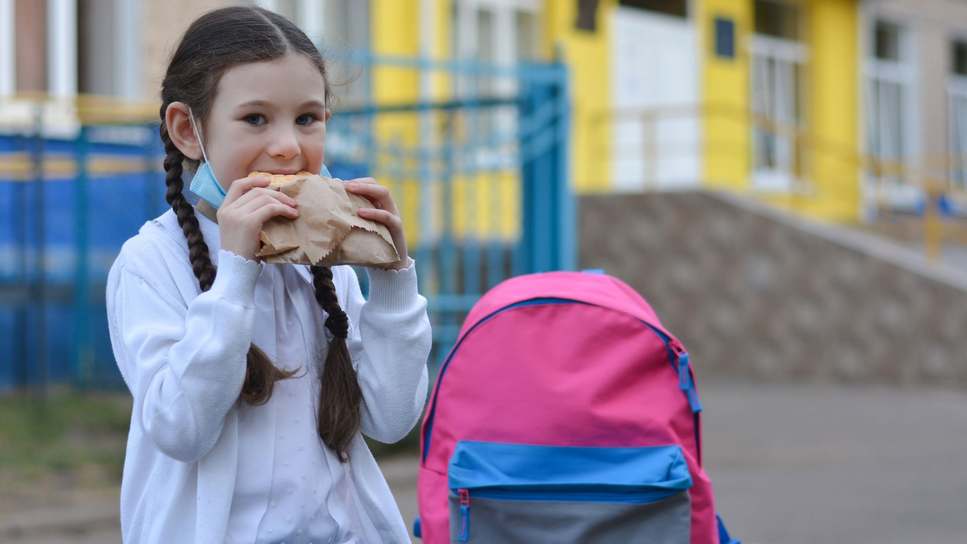 Проучване около училищата: Е-та и палма в сандвичите за деца