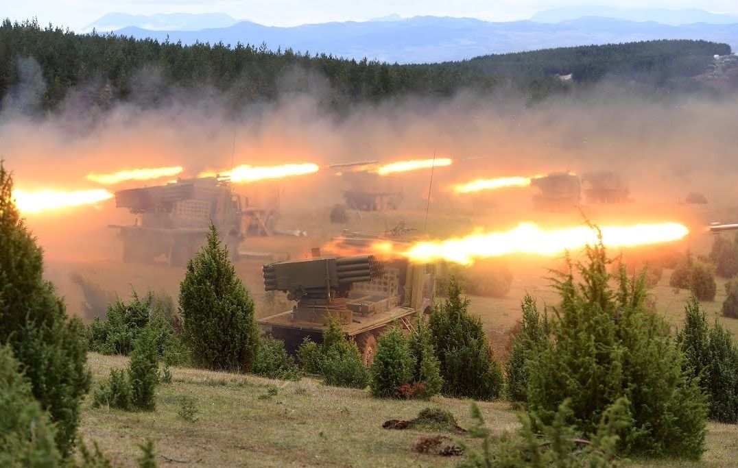 Сръбската ракетна артилерия тренира масивна атака