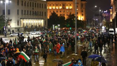 Пето Велико народно въстание се състоя на площада между президентството