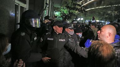 Напрежение пред БНТ преди участието на президента Румен Радев в