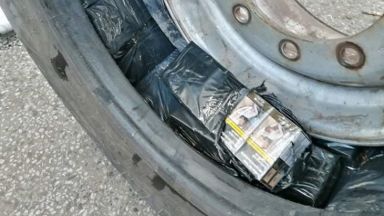 Митническите служители откриха 32 800 къса 1640 кутии цигари укрити