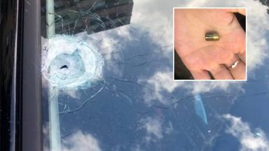 Неизвестен стреля по лек автомобил в който пътували баща и