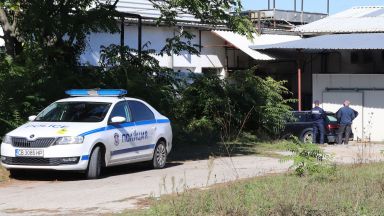 Двама мъже са задържани при разбиването на голяма нарколаборатория в