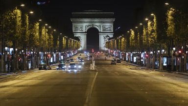 Франция въвежда социална изолация в 16 департамента от полунощ тази