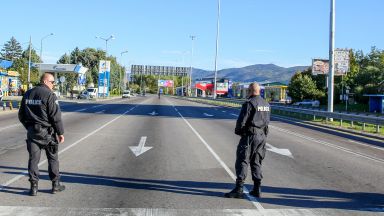 13 нелегални мигранти са задържани на входа на София при Горубляне съобщиха