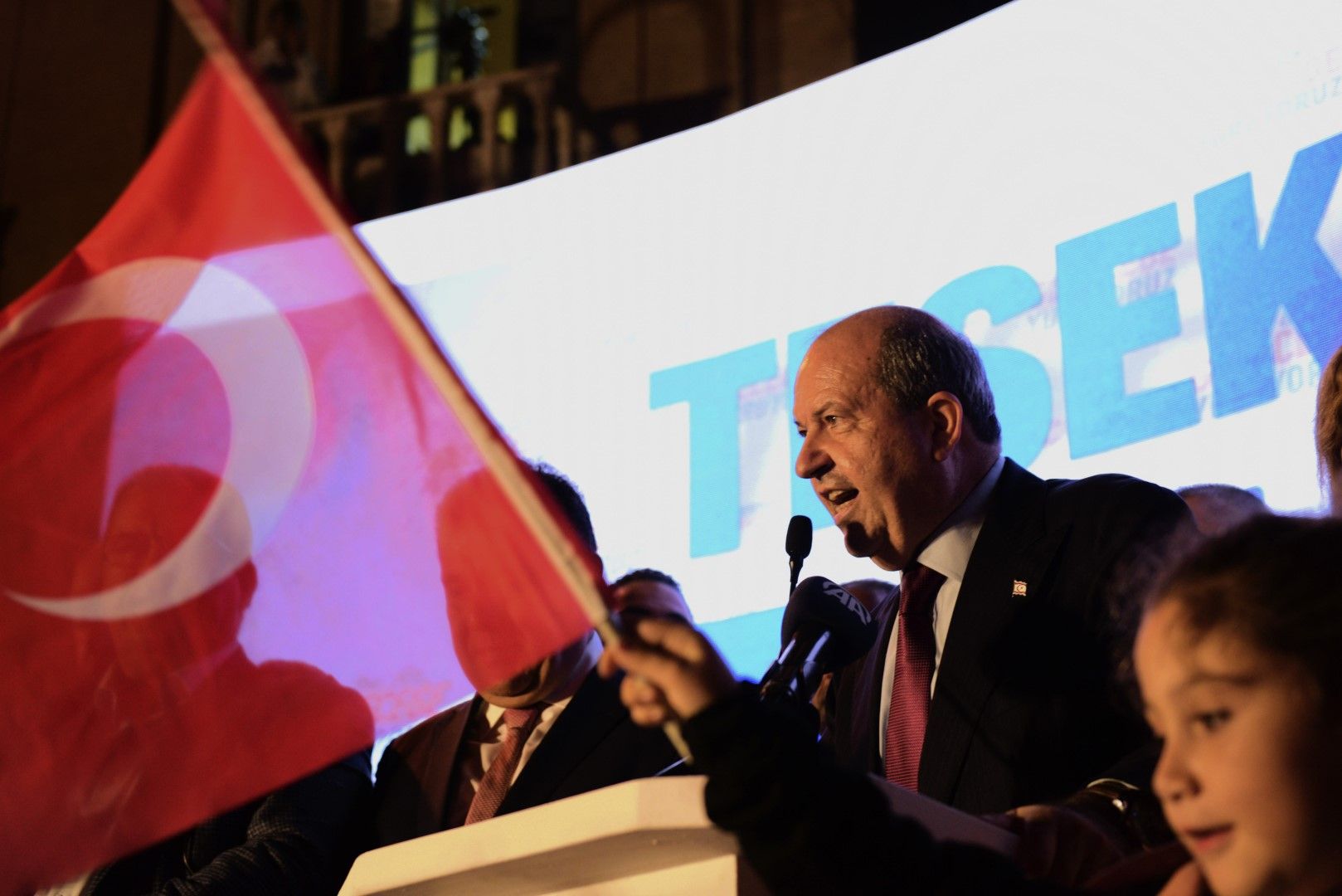 Ерсин Татар говори пред свои поддръжници, след като стана известно, че той ще ръководи Севернокипърската турска република, призната само от Турция 