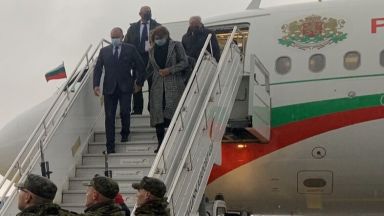 Президентът Румен Радев пристигна на Летище София като самолетът с