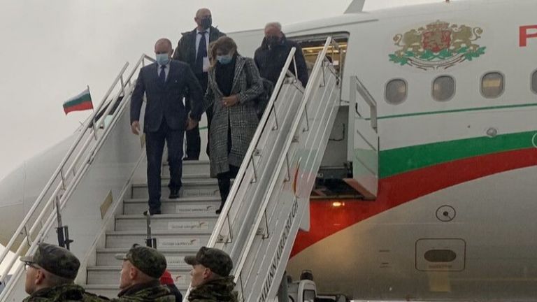 Президентът Румен Радев пристигна на Летище София, като самолетът с