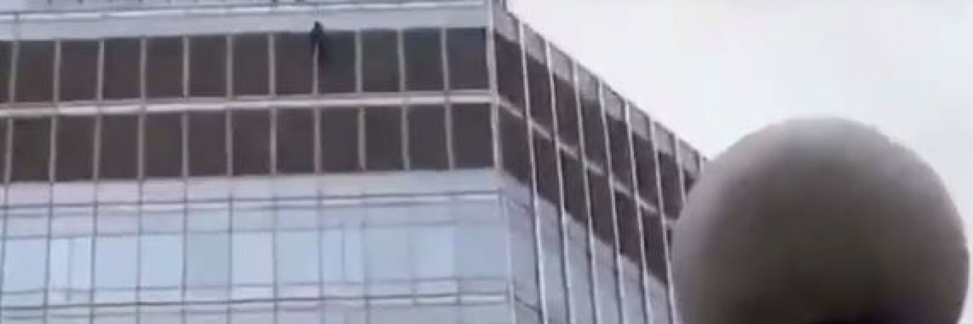 Мъж виси от Тръмп тауър в Чикаго и иска да говори с президента