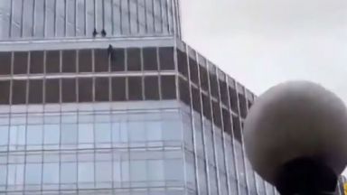 Мъж увисна на въже от Тръмп тауър в Чикаго и