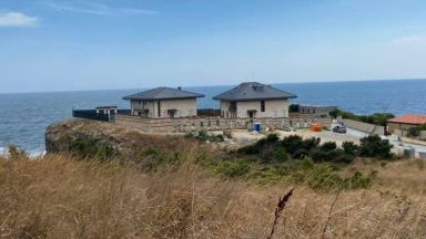 Спрян е строеж на басейн и е наредено премахването на