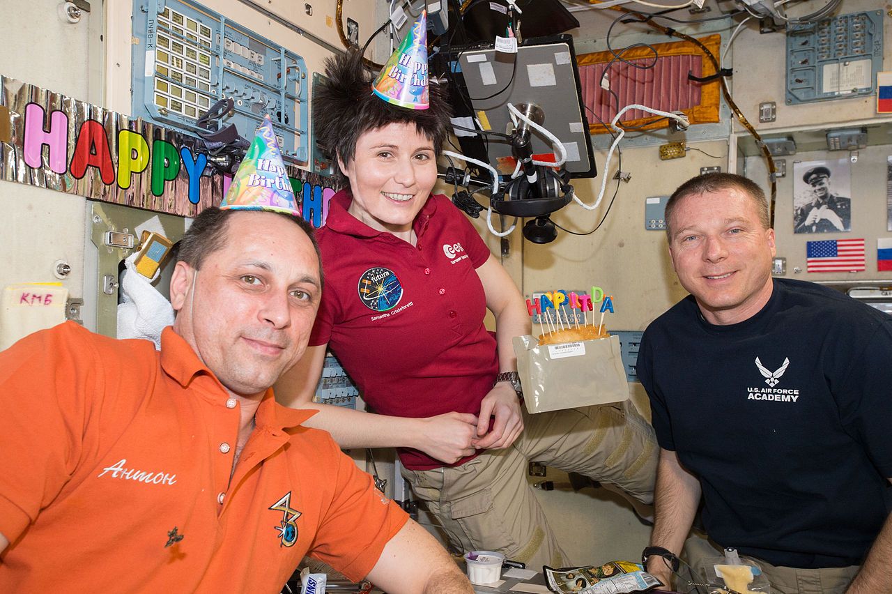 Астронавти на МКС празнуват рожден ден