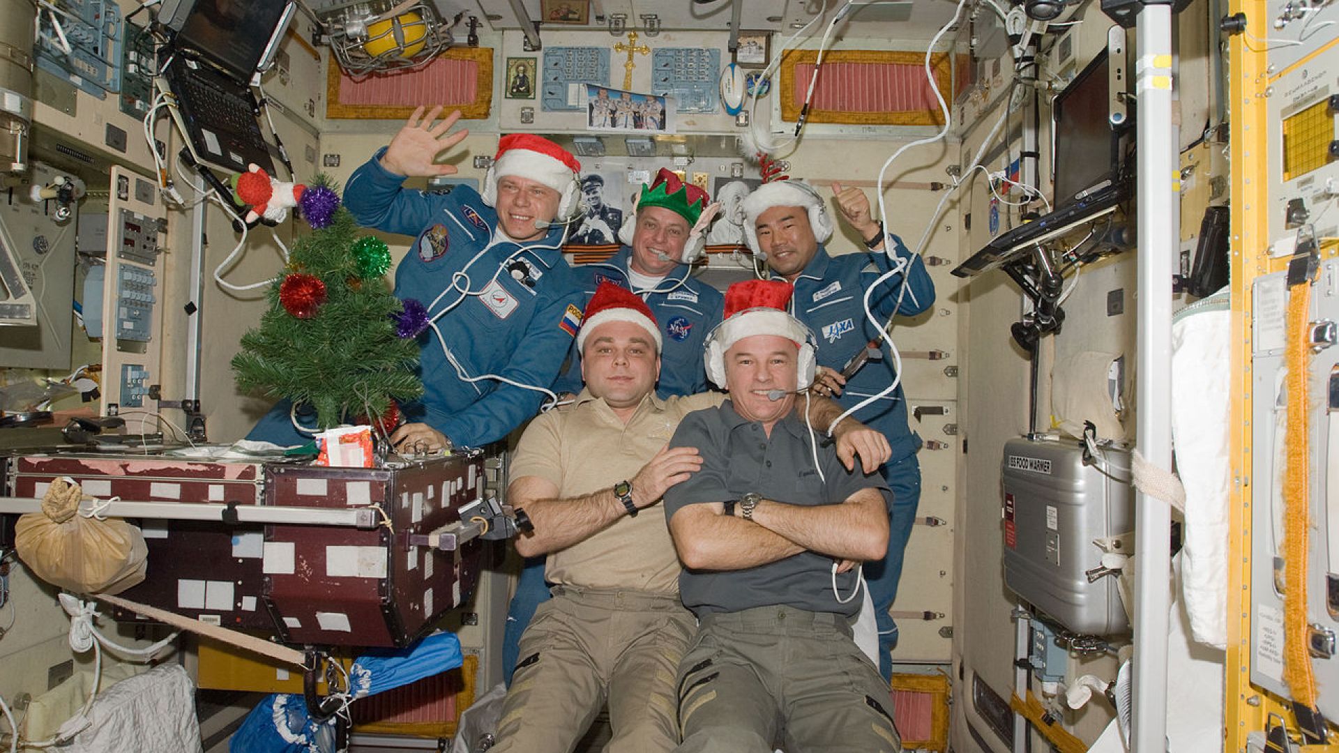 Филийки с хайвер ще хапнат руските космонавти на МКС за Нова година 