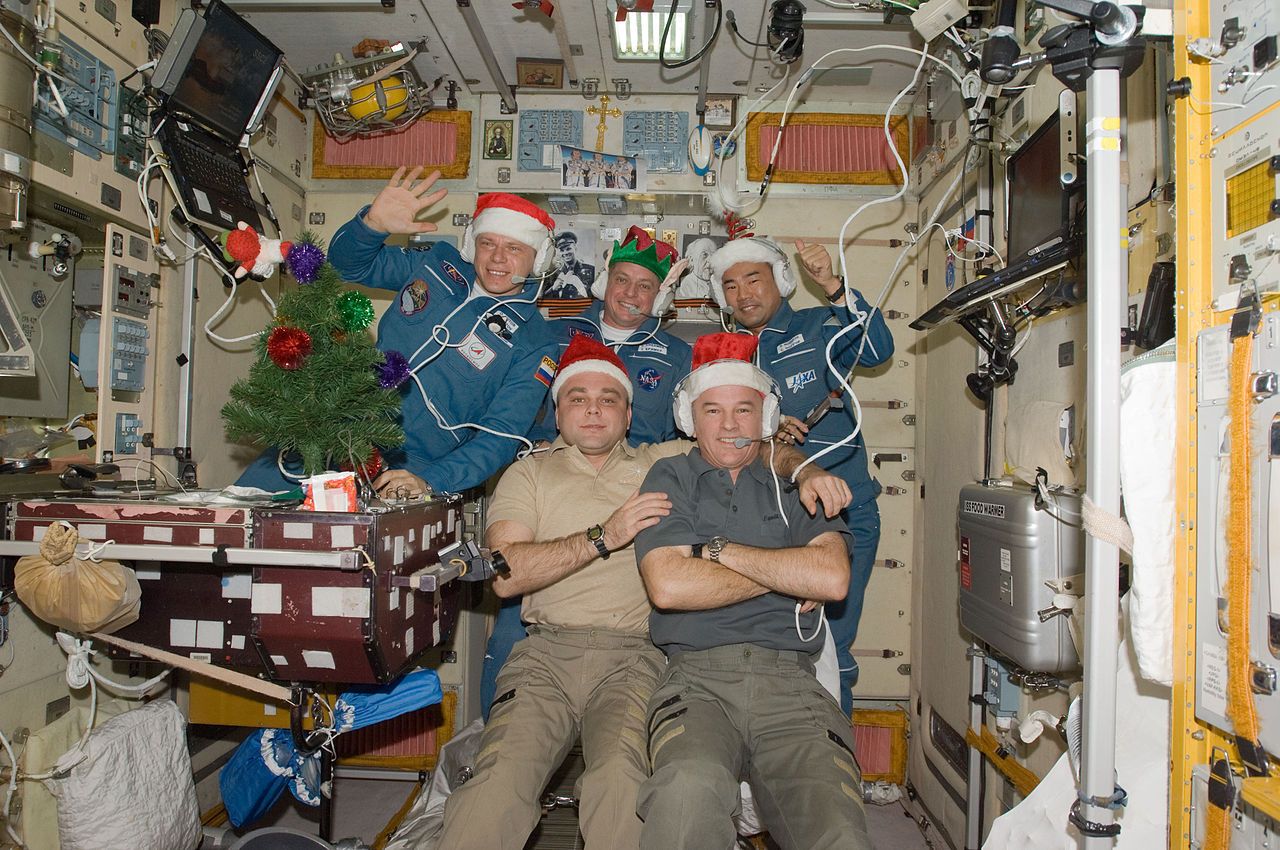 Астронавти на МКС празнуват Коледа