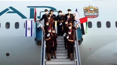 "Шалом, Тел Авив!": Първият пътнически полет от ОАЕ се приземи в Израел 