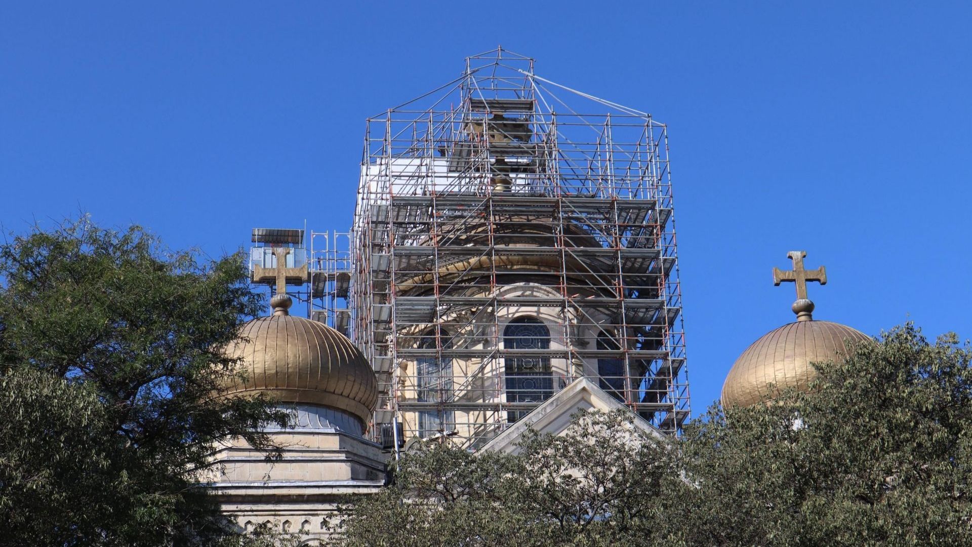 Започна ремонтът на покрива на Катедралния храм във Варна (снимки)
