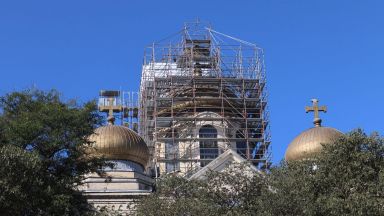 Започна ремонт на покрива и куполите на Катедралния храм Успение