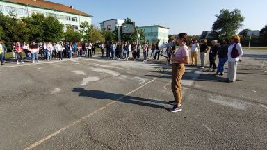 Част от учениците в Първо средно училище Свети Седмочисленици където