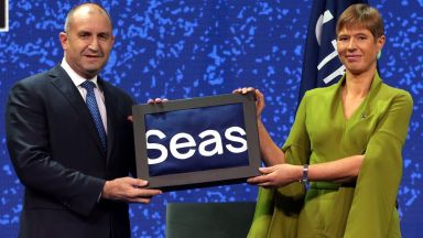 Разделяне с властта скандали проблеми произтичащи от пандемията международни кризи