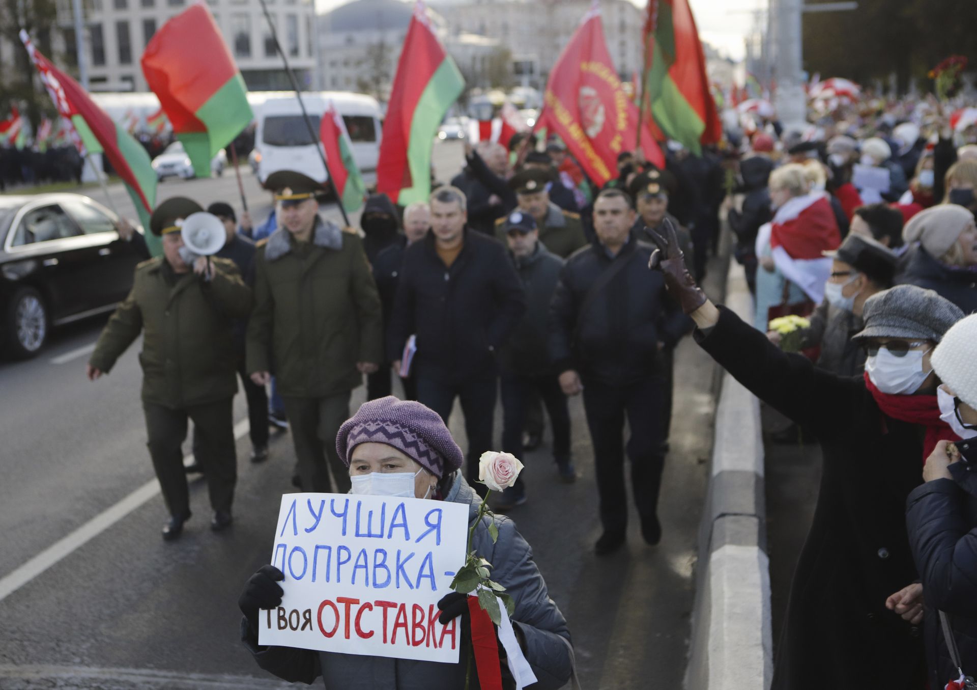 В столицата имаше и контрапротест на пенсионери, подкрепящи Лукашенко