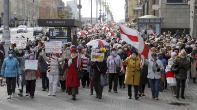 Пенсионерите в Беларус разделени  - излязоха на митинги "за" и "против" Лукашенко (снимки)