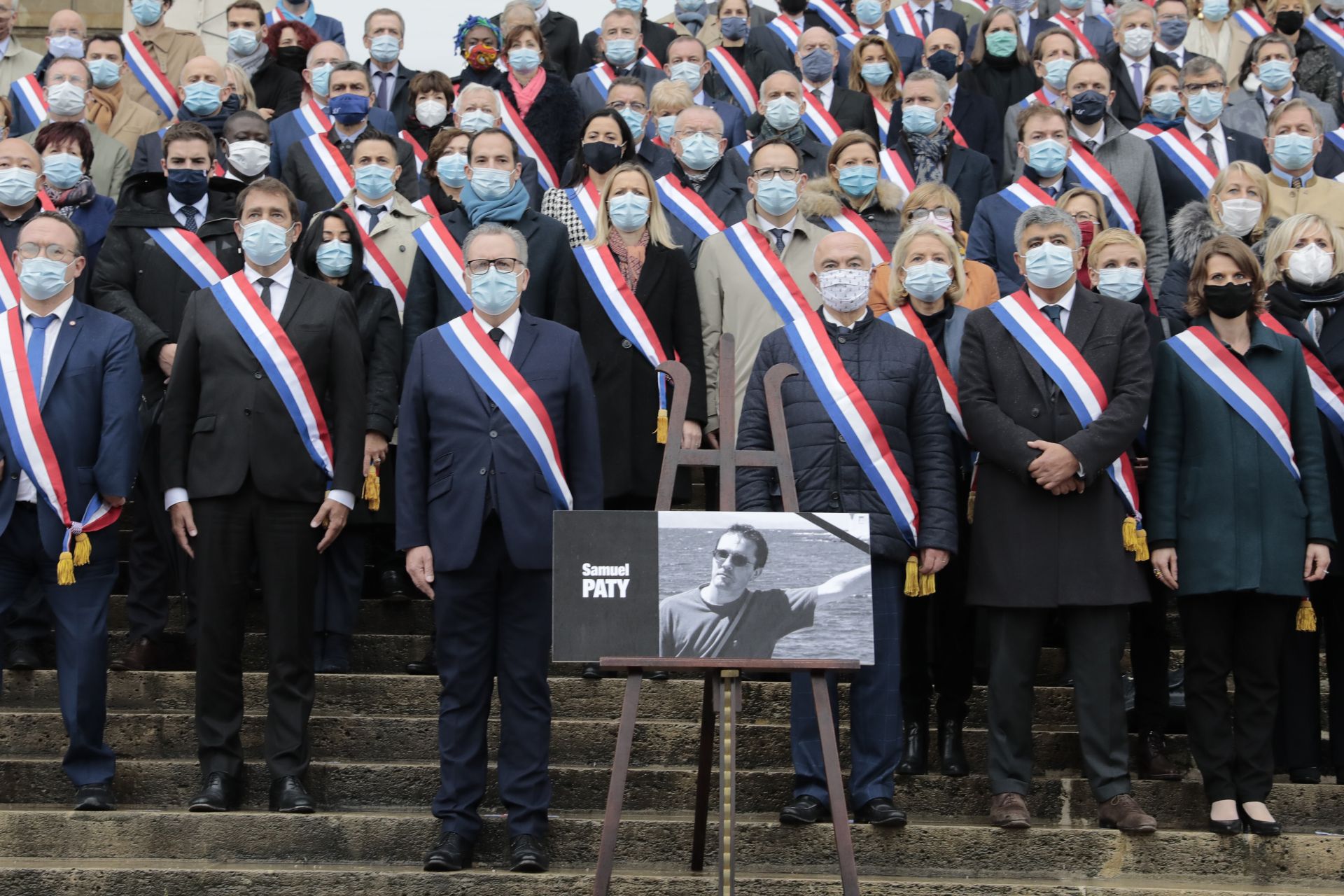 Френските депутати отдадоха минута мълчание в памет на убития учител