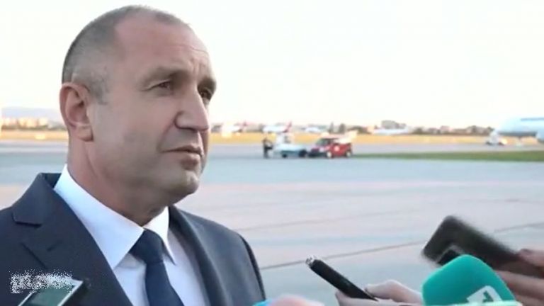 Президентът Румен Радев пристигна на Летище София, като самолетът с