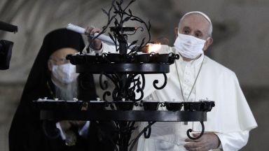 Папа Франциск за пръв път днес носеше маска на публично