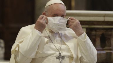 Папа Франциск беше ваксиниран срещу новия коронавирус в първия ден
