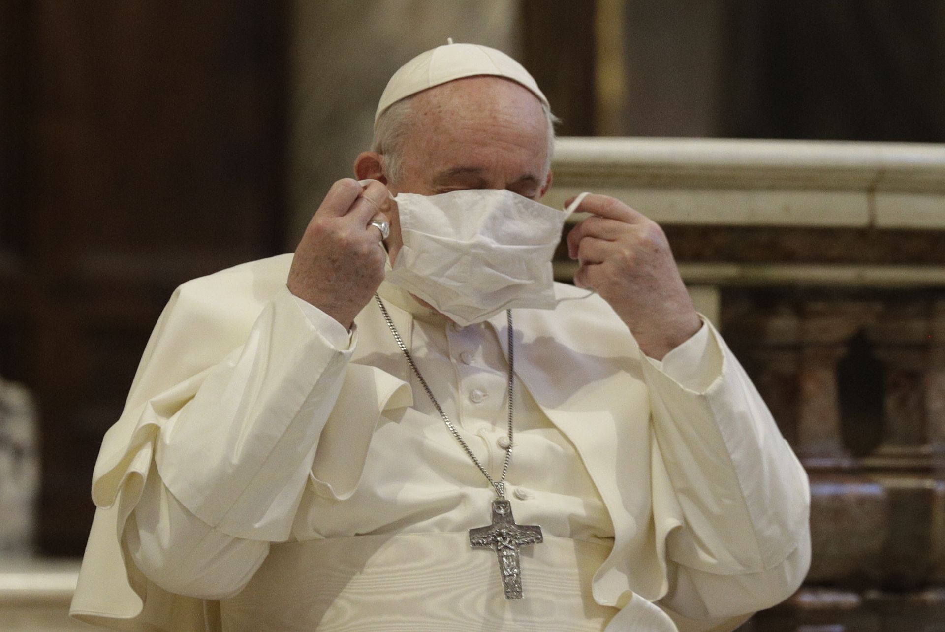 На 20 октомври папата беше с маска в продължение на няколко часа на религиозна служба в Рим