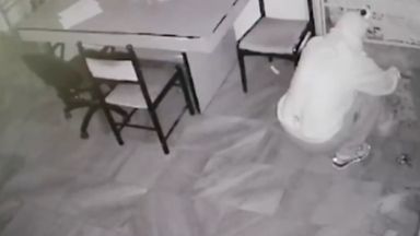 Мъж изсипа два чувала с животински тор в сградата на