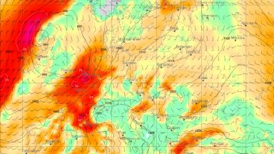 Циклонът Барбара заплашва Франция, носи ураганни ветрове в Алпите