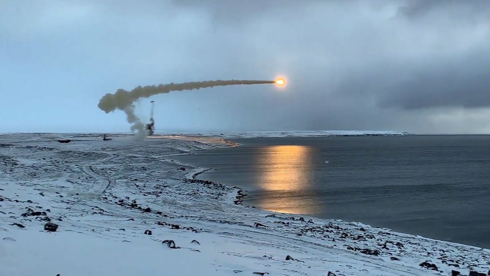 Русия тества ракети от най-северната си военна база (видео)
