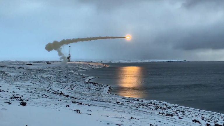 Русия тества ракети от най-северната си военна база (видео)