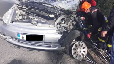 Трима души пострадаха при челен сблъсък между два леки автомобила на