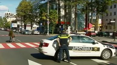 Неидентифицирани нападатели взеха около 20 души за заложници в банка