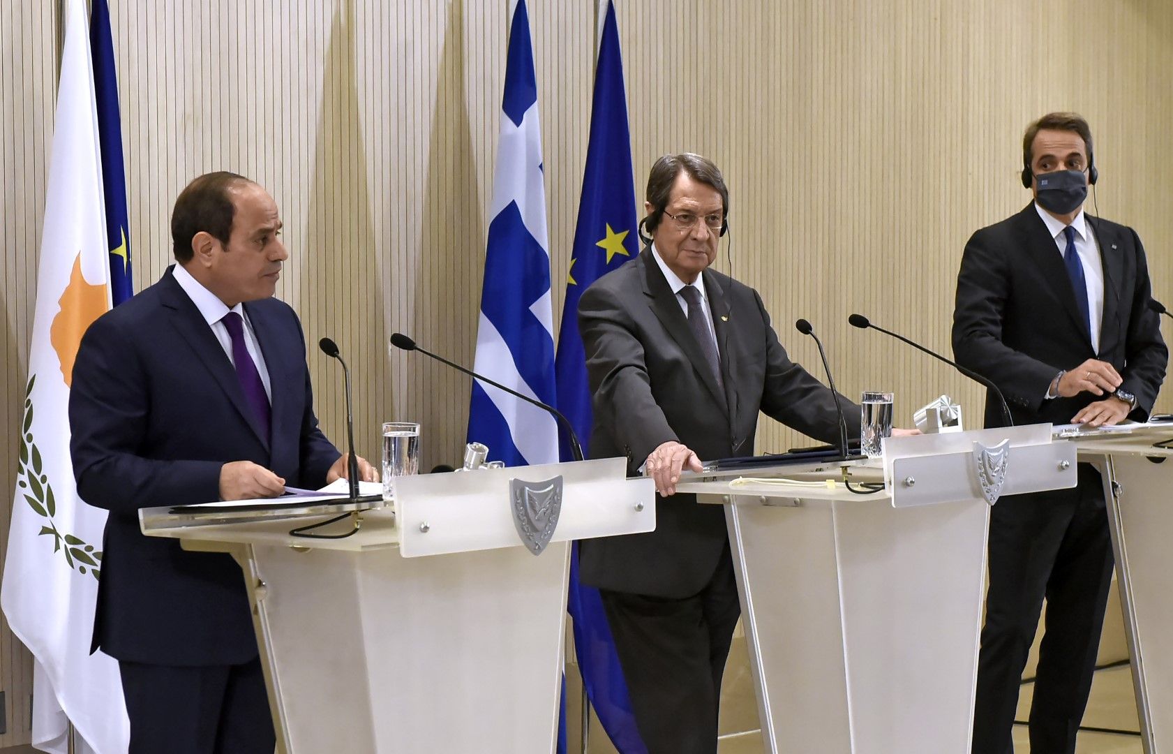 Президентът на Кипър Никос Анастасиадес (в средата), гръцкият премиер Кириакос Мицотакис (вдясно) и президентът на Египет Абдел-Фатах ел-Сиси разговарят с медиите по време на пресконференция след срещата им в президентския дворец в столицата на Кипър Нико