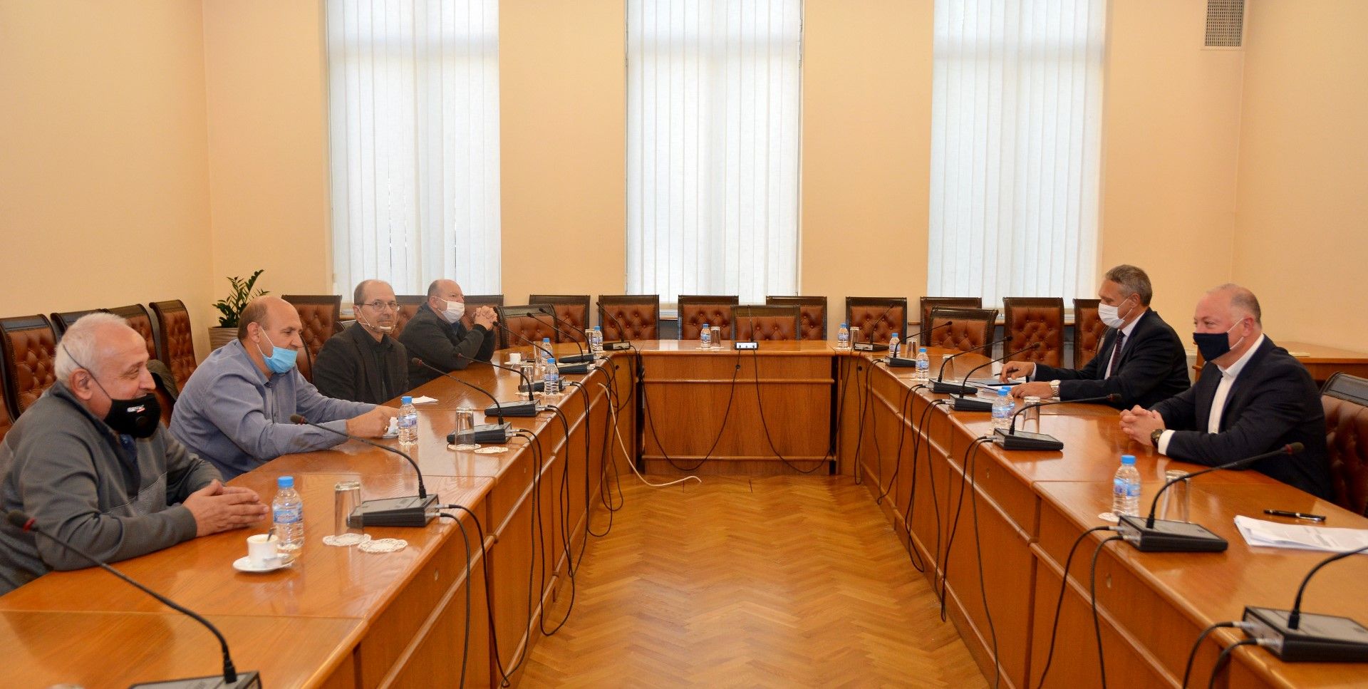 Министърът на транспорта, информационните технологии и съобщенията Росен Желязков (вдясно) се срещна с представители на таксиметровия бранш