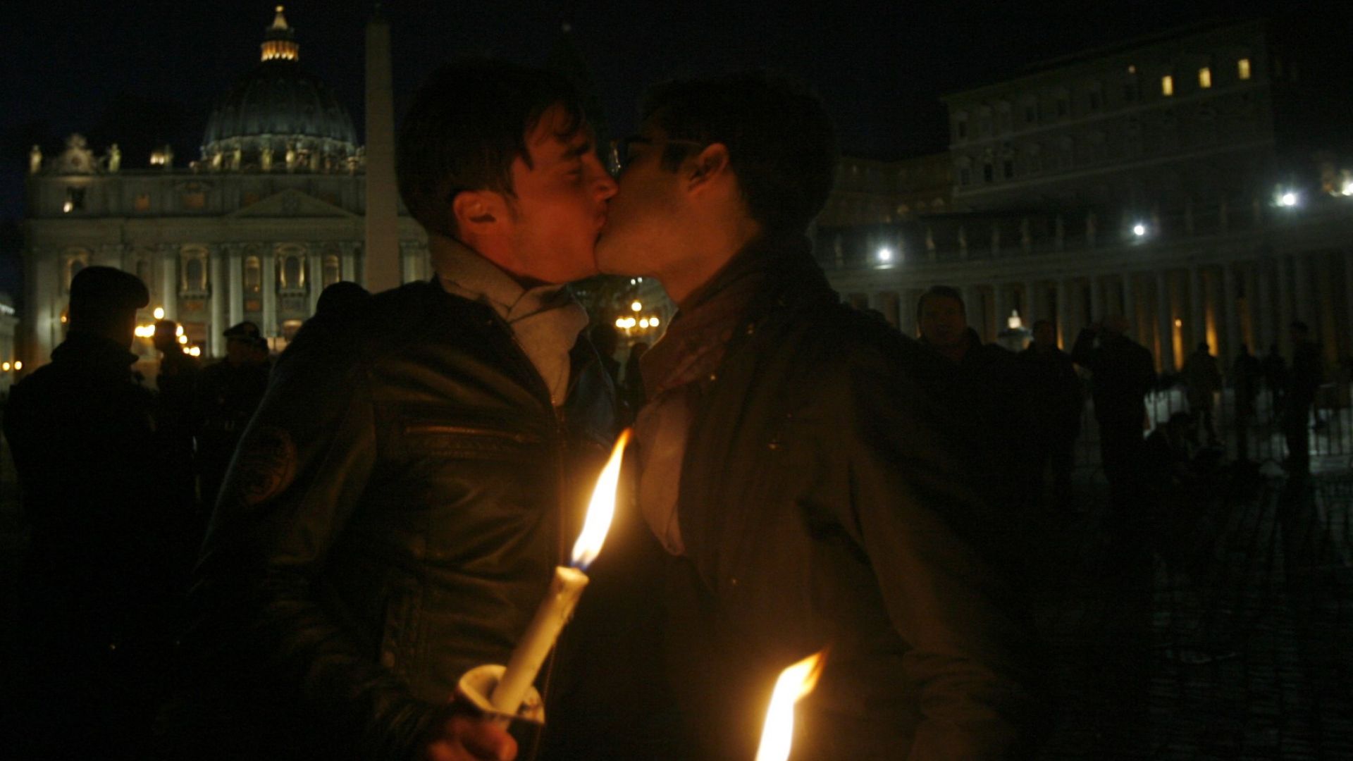 Гей двойка се целува на площад "Свети Петър" във Ватикана, снимка от 6 декември 2008 г. 