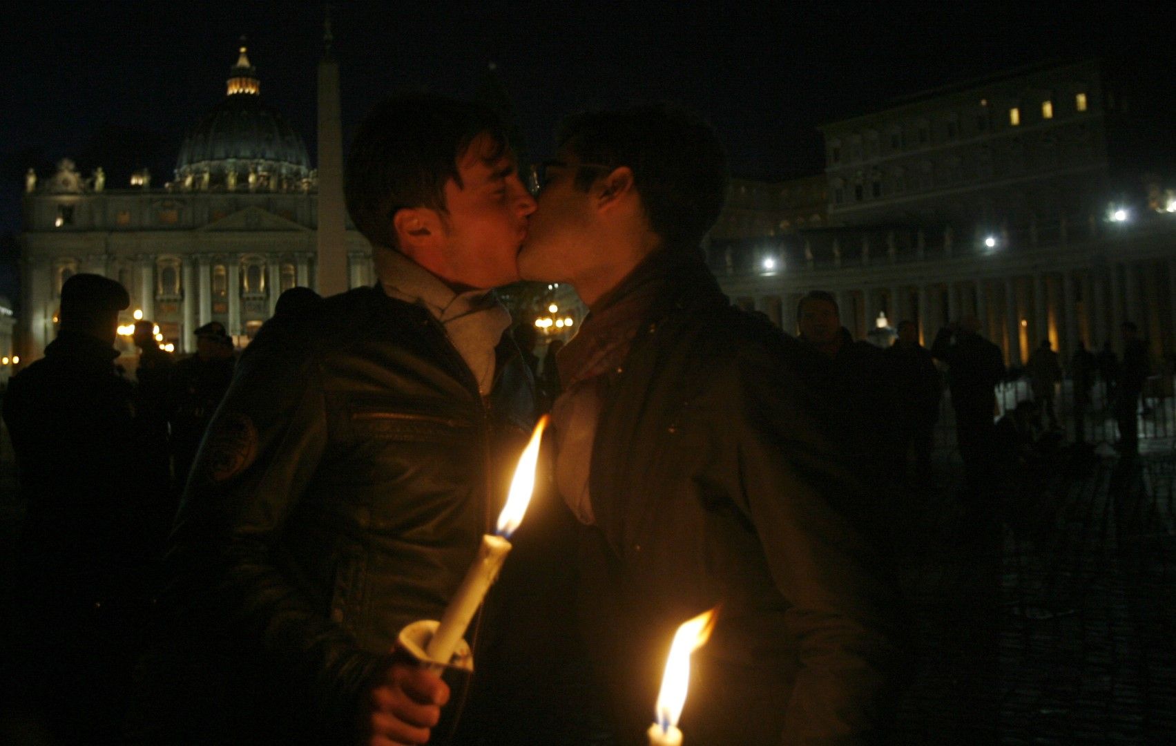 Гей двойка се целува на площад "Свети Петър" във Ватикана, снимка от 6 декември 2008 г. 