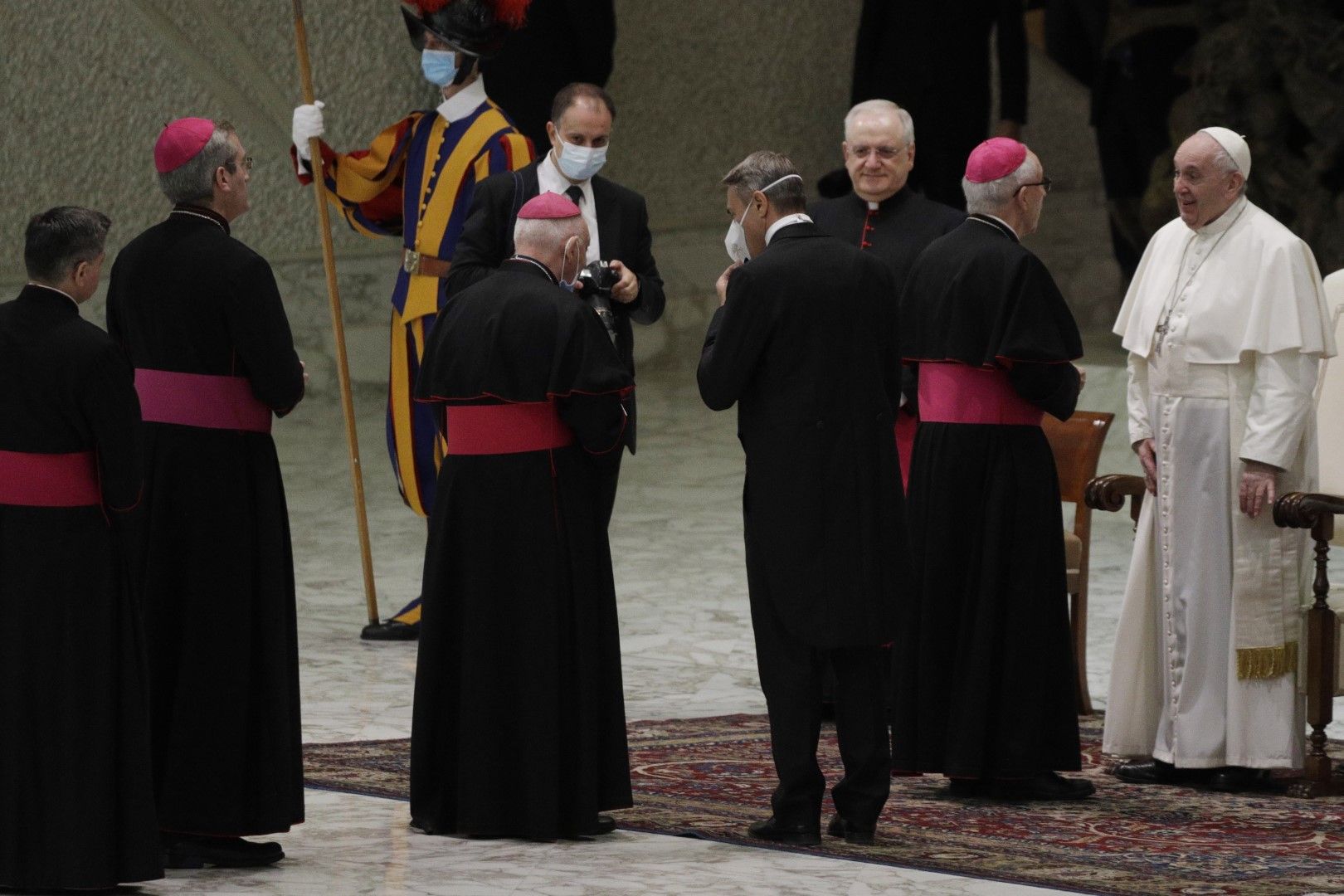 Папа Франциск (вдясно) разговаря с кардинали след края на седмичната обща аудиенция във Ватикана, 21 октомври 2020 г.