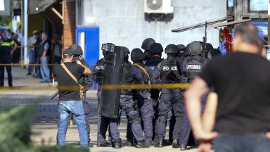 43 души са били освободени след като въоръжен нападател ги