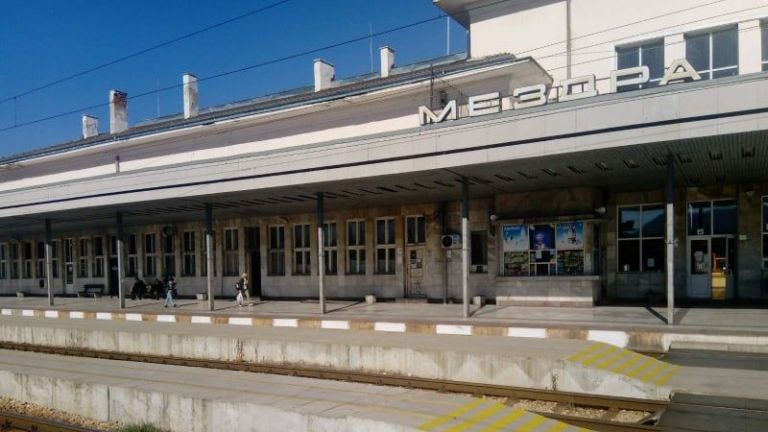 Влак прегази железничар на гара Мездра
