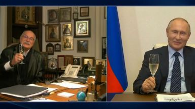 Никита Михалков пие шампанско във видеоразговор с Путин навръх 75-та си годишнина
