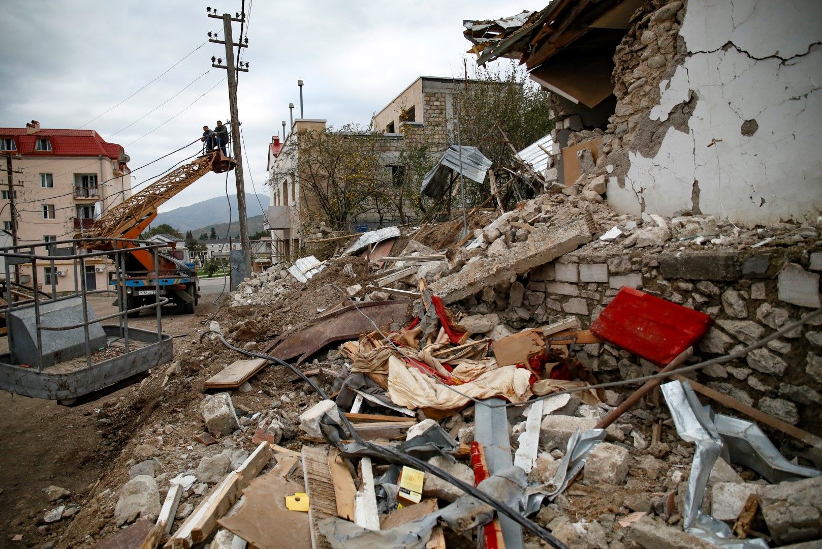 Разчистване на развалини след обстрел по Степанакерт, столицата на Нагорни Карабах