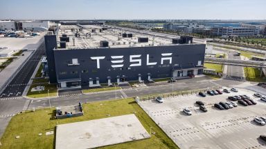 Заводът на "Тесла" в Германия получи условен лиценз 
