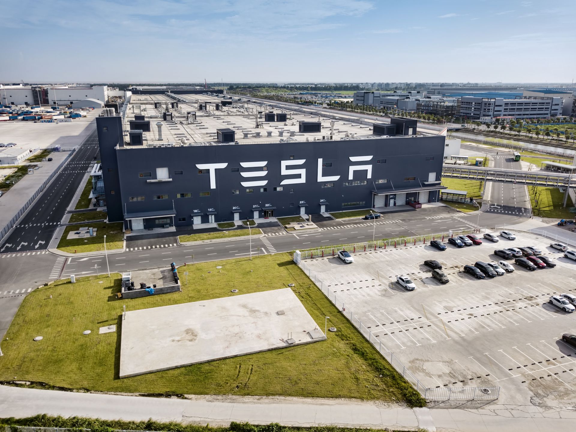 Tesla има пазарна капитализация от 387 милиарда долара и е най-високо търгуваният автомобилопроизводител