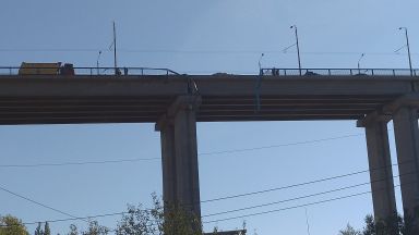 Камион е паднал от Аспаруховия мост във Варна Информацията е